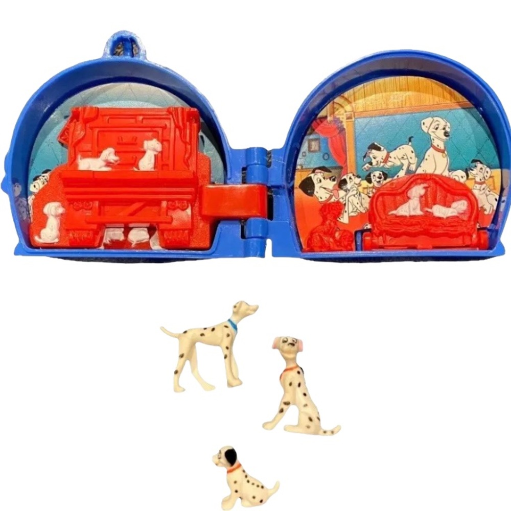 Polly Pocket  "Disney 101 Dalmatians Once Upon A Time Locket" With Figures